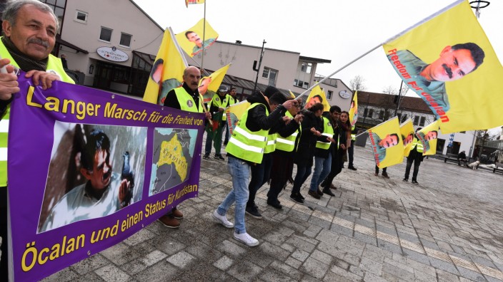 Unterschleißheim: Ein ferner Konflikt ist plötzlich ganz nah: Kurden demonstrieren vor dem Rathaus in Unterschleißheim für die Freilassung ihres Anführers Abdullah Öcalan aus türkischer Haft.