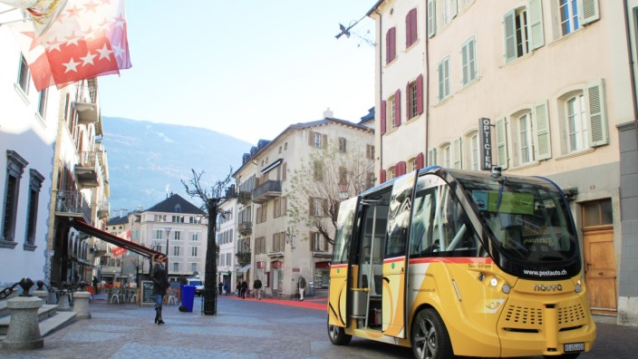Autonom fahrender Bus Smartshuttle in Sitten in der Schweiz