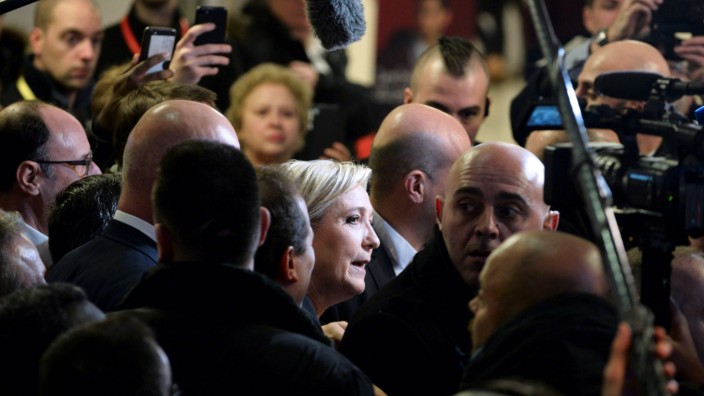 Frankreich: Unzählige Journalisten drängten sich bei der Messe " Salon des Entrepreneurs" um Marine Le Pen, die Parteichefin des National Front. Nicht alle Fragen beantwortete sie.
