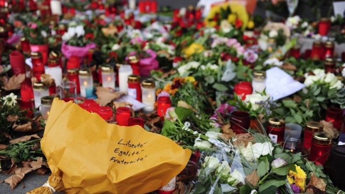 Natan Sznaider Buch "Politik des Mitgefühls": "Wir müssen imstande sein mitzufühlen, wenn wir verlangen, dass etwas nie wieder geschehen soll." - Blumen und Kerzen zum Gedenken an die Opfer der Pariser Anschläge vor dem Französischen Generalkonsulat München.