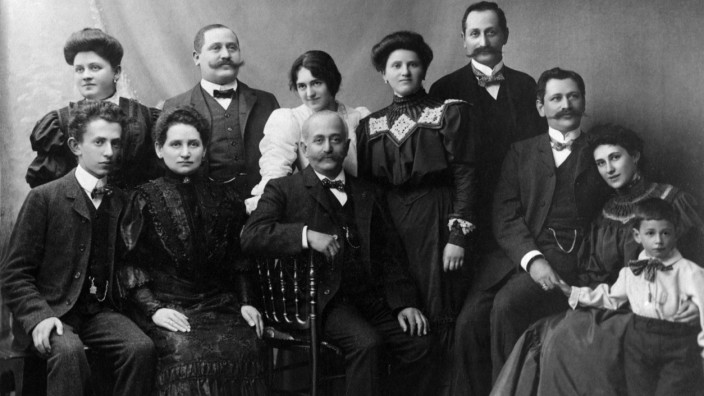 Judenverfolgung unter den Nazis: Elisabeth Braun (stehend, mit weißer Bluse) im Kreis ihrer Familie, um 1905. Rechts neben ihr Stiefmutter Rosa Braun, vor ihr sitzt der Vater Julius Braun.