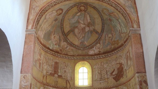 Kultur und Freizeit: Die romanische Basilika am Petersberg.