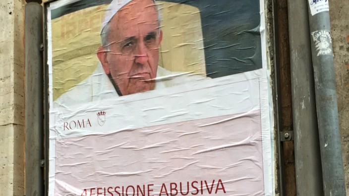 Katholiken: Inzwischen wurden einige der kritischen Plakate überklebt.