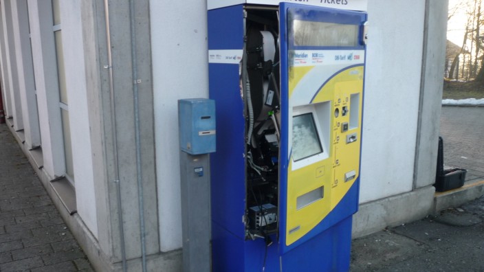 Fahrscheinautomat in Aßling aufgebrochen, Bundespolizei München ermittelt