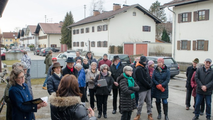 Wolfratshausen: Nachdem bekannt wurde, dass das Haus Alpenstraße 14 (Längsbau hinten) abgerissen werden soll, hat der Historische Verein spontan am Sonntag zur einer Protestaktion geladen.