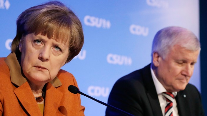 Leserdiskussion: Die CSU hält an einer Obergrenze von 200 000 Flüchtlingen im Jahr fest. Merkel hatte am Sonntag erst wieder beteuert: "Zur Obergrenze ist meine Haltung klar: Ich werde sie nicht akzeptieren."