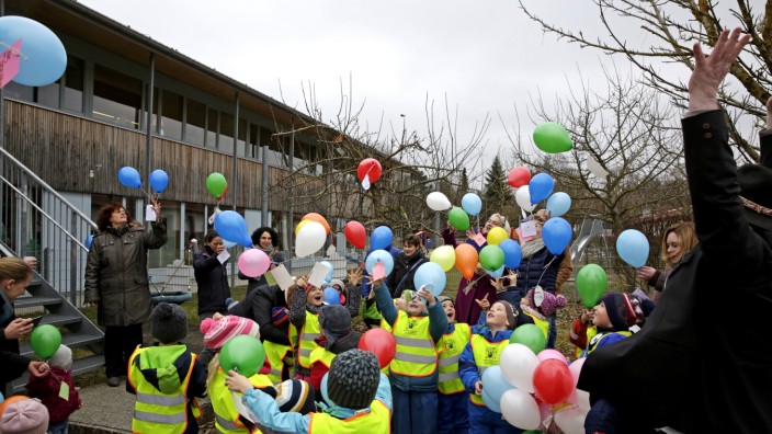 Schäftlarn: Buben und Mädchen des integrativen Kindergartens lassen zur Eröffnung Ballons mit Wünschen von Eltern und Kindern in den Himmel steigen.