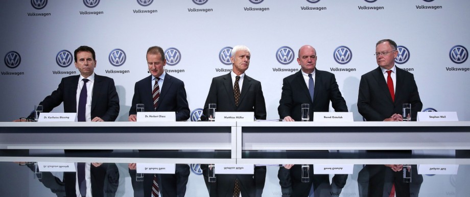 Manager-Gehälter: Maximal zehn Millionen Euro soll VW-Vorstandschef Matthias Müller (Mitte) künftig noch pro Jahr verdienen dürfen, plant der krisengeschüttelte Konzern - und verkauft das als Lektion in Bescheidenheit. Dabei hat Müller noch nie so viel bekommen.