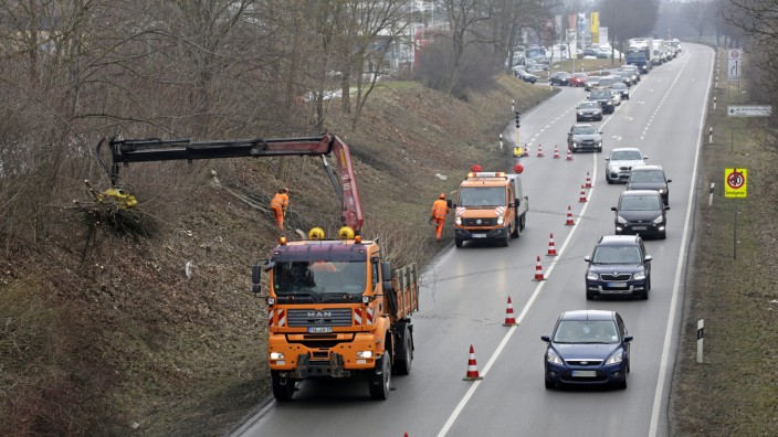 Wolfratshausen: Blechkolonne: Wegen Gehölzarbeiten stauen sich Autos und Laster derzeit vor der Behelfsampel am Wolfratshauser Autobahnzubringer.