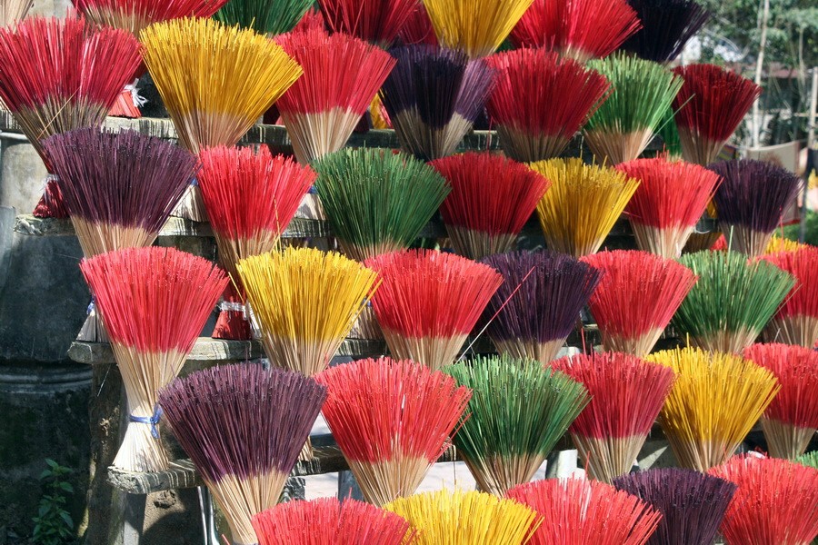 Vietnam, zeigt einen Verkaufsstand mit Räucherstäbchen.