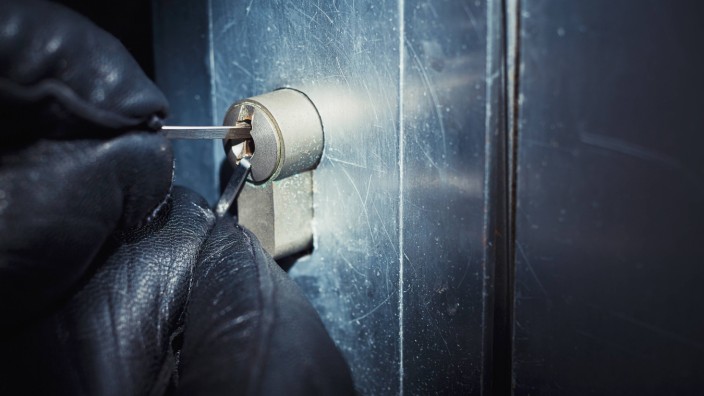 Burglar using a picklock at the door model released Symbolfoto PUBLICATIONxINxGERxSUIxAUTxHUNxONLY D