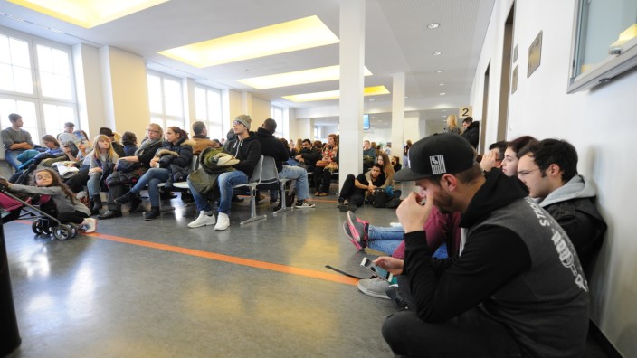 E-Government: Lange Wartezeiten in Bürgerbüros könnten sich Münchner ersparen, wenn sie mehr Behördengänge online erledigen könnten.