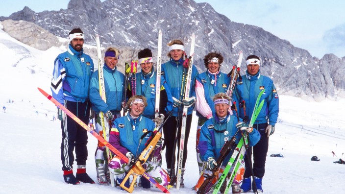 Wintersport: Deutsches Frauen-Team 1991: Mit Uschi Disl (stehend, 3.v.l.) und Petra Schaaf (später Behle, knieend vor Disl) sowie Antje Misersky (vorne rechts).