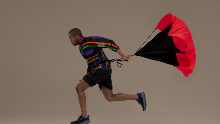Sportmode: Das japanische Luxuslabel Kolor hat für Adidas eine Kollektion mit Minifallschirm für mehr Luftwiderstand beim Crossfit-Training entworfen.