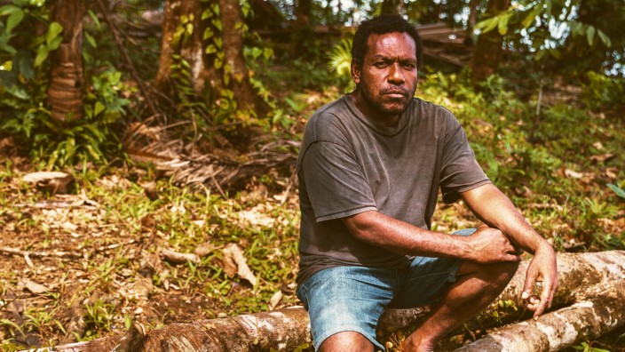 Papua-Neuguinea: Von dem Wald, der einst sein Dorf umgeben hat, ist nicht mehr viel übrig. Paul Pavol will trotzdem weiterkämpfen.