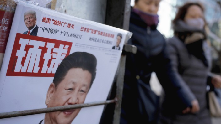 China: Auf der ganzen Welt grüßt immer wieder dasselbe Gesicht: US-Präsident Trump auf dem Cover einer chinesischen Zeitung.
