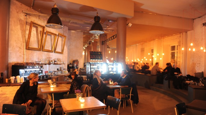 Bar Rosi: Kaffeehaus und Bar verströmen leichten Industriehallencharme mit durchwegs netten aber auch sehr erwartbaren Elementen.