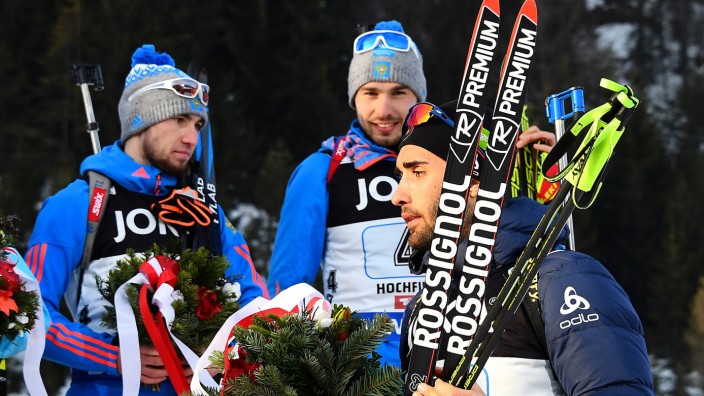Biathlon-WM: Ein Bild mit Symbolkraft: vorne der Franzose Martin Fourcade, hinten die lächelnden Russen.