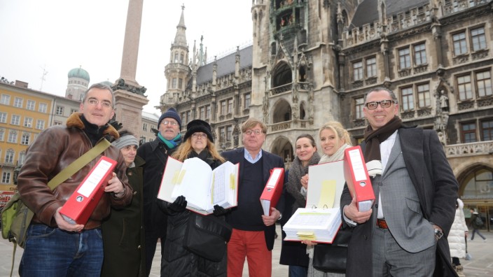 Protest: Die Bürgerinitiative gibt ihre gesammelten 23.000 Unterschriften im Rathaus ab.