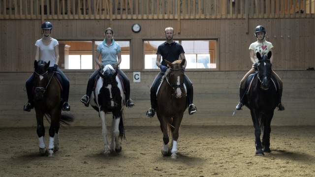 Hohenbrunn: Dressurreiten heißt nicht, dass die Pferde dressiert werden. Clemens Braunegger (in der Mitte) propagiert den behutsamen Umgang mit den Tieren.
