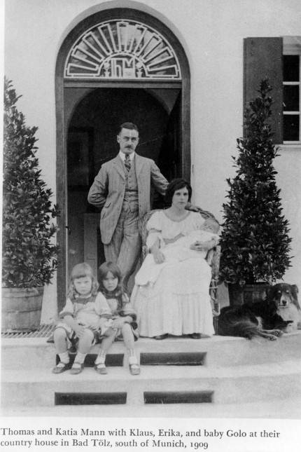 München: Thomas Mann mit Ehefrau Katia, Baby Golo, Klaus und Erika.