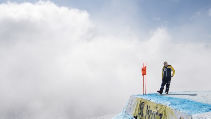 Ski-WM: Eine Nebelwand verhindert die Abfahrt der Männer bei der Ski-WM in St. Moritz.