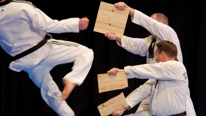 Grafing: Die Kirchseeoner Teakwondoka zeigen bei der Sportlerehrung in der Grafinger Stadthalle ihre Kunst.