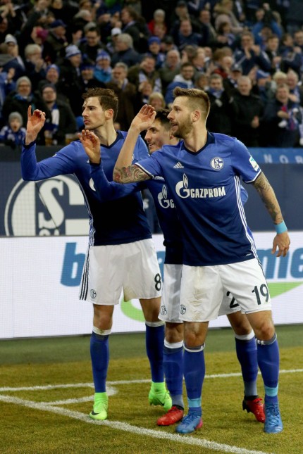 Die Mannschaft freut sich über das Tor zum 2 0 von Leon Goretzka FC Schalke 04 Alessandro Schöpf