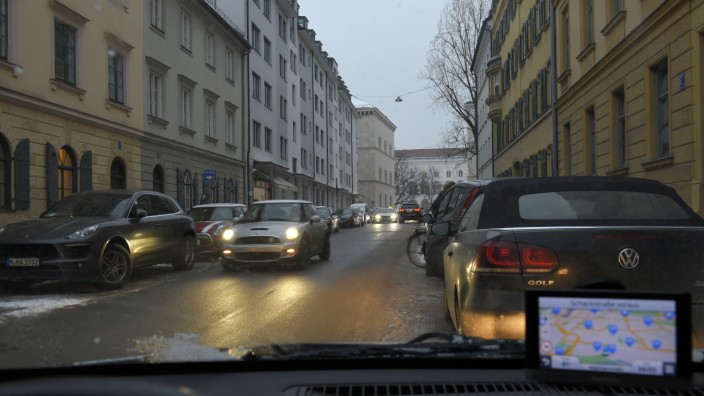 Maxvorstadt: Kreuz und quer: Die Anwohner der Veterinärstraße erleben fast täglich ein Verkehrschaos, seitdem in der Schönfeldstraße der Klinik-Anbau entsteht.