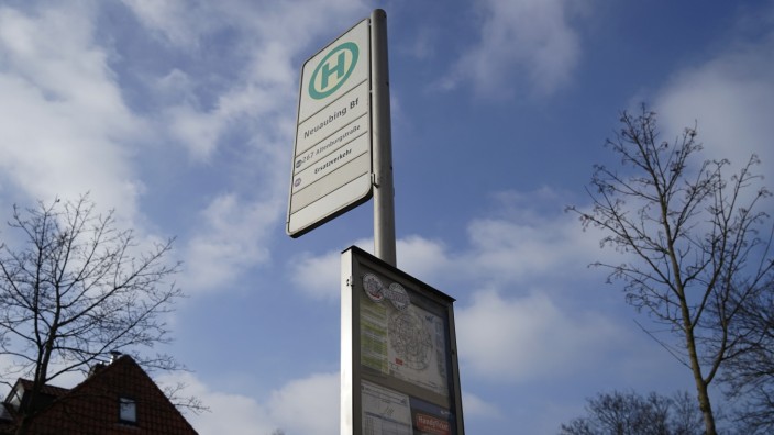 ÖPNV-Haltestellen: Für viele kaum lesbar: die kleinen Fahrpläne an Bushaltestellen.