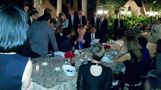Trump und Abe während des Abendessens