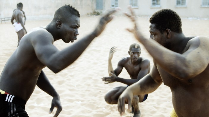 Film "Untitled" auf der Berlinale: Schwarze Ringkämpfer im Sand: Alltag in Afrika, wie ihn die Doku "Untitled" zeigt.