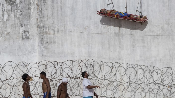 Brasilien: Rettungskräfte bergen einen Gefangenen, der während eines Aufstandes im Gefängnis Alcaçuz verletzte wurde.