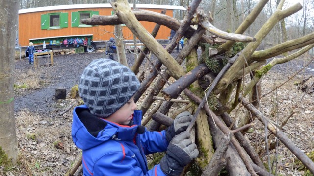 Ein Besuch im Waldkindergarten: Die Kinder im AWO-Waldkindergarten an der Vogelweide brauchen keine vorgefertigten Spiele. Die Natur bietet viel Material und Raum für Fantasie und Kreativität.