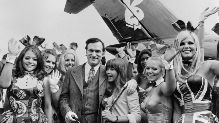 Verlage: War das Leben nicht schön? Playboy-Gründer Hugh Hefner und Lebensgefährtin Barbara Benton im Jahr 1970, umschwärmt von seinen Bunnys.
