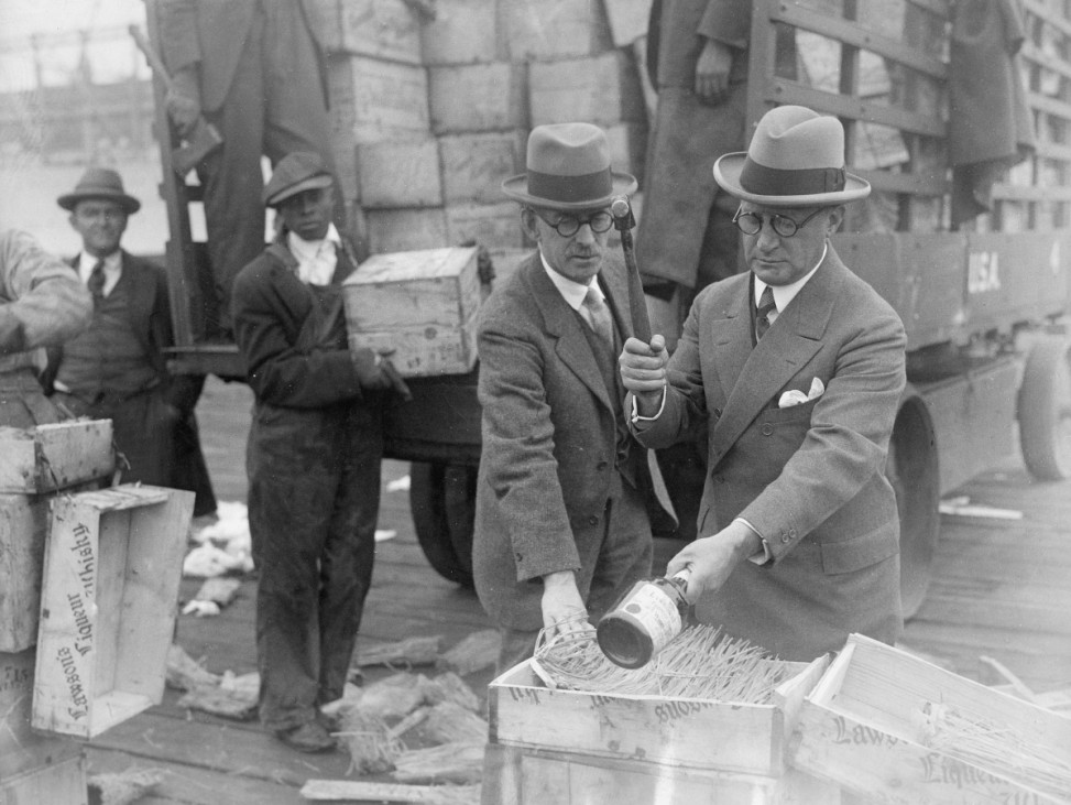 Vernichtung von Alkohol während der Prohibition in den USA, 1924