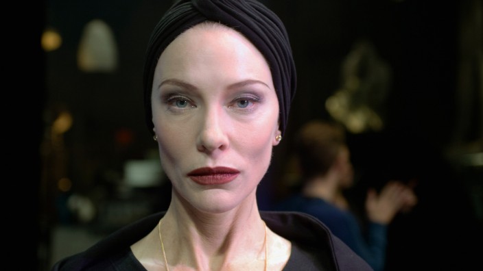 Museum Villa Stuck: Verwandlungskünstlerin: die australische Schauspielerin Cate Blanchett in Julian Rosefeldts Video-Installation "Manifesto" aus dem Jahr 2015.