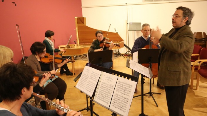 Freude am gemeinsamen Musizieren: Vladimir Genin bei den Proben mit dem neuen Hallbergmooser Barock Ensemble. Neue Mitglieder werden immer noch gesucht.