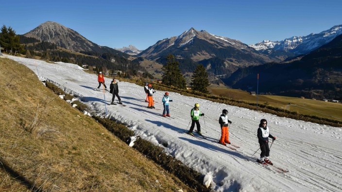 Klimawandel: Das Skigebiet Leysin in der Westschweiz: Bei viel zu warmem Wetter ging ohne Kunstschnee nicht viel. In Zukunft könnten solche Winter der Normalfall sein.