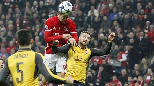 V li Robert Lewandowski Bayern köpft das Tor zum 2 1 für München Shkodran Mustafi Arsenal FC