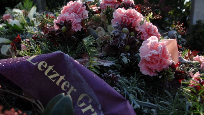 Friedhof: Nicht nur das Leben, auch das Sterben ist in Vaterstetten teuer. Die Friedhofsgebühren steigen im März.