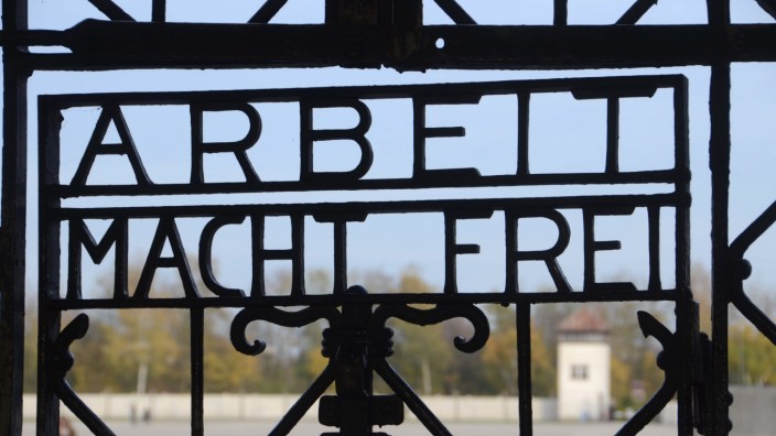 Nach Fund in Norwegen: Das Eingangstor zur KZ-Gedenkstätte Dachau in einer Aufnahme aus dem Jahr 2008. Im November 2014 wurde es gestohlen.