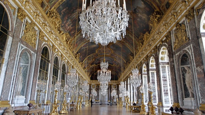 Kultur und Technik: Jeder Kronleuchter wird von den Google-Kameras bis zum letzten Kristall erfasst: Blick in den Spiegelsaal von Versailles.