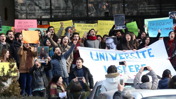 Wissenschaft in der Türkei: Studierende und Mitarbeiter der Universität von Ankara protestieren gegen Kündigungen des Hochschulpersonals.