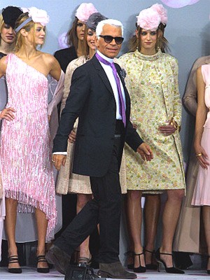 Karl Lagerfeld mit Models 2002