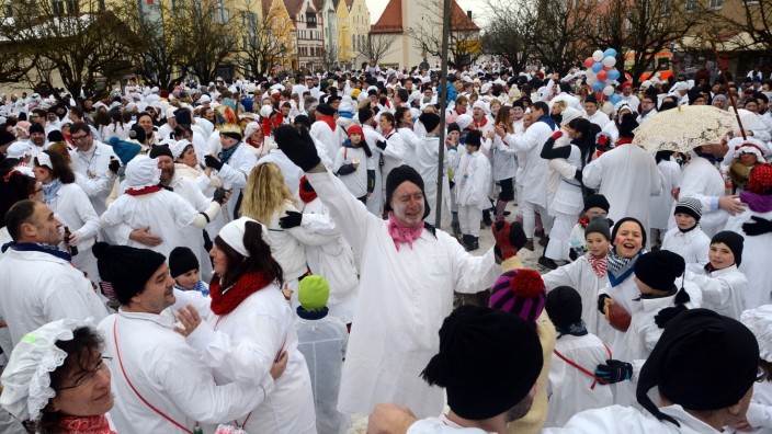 2011 war die Party ein wenig aus dem Ruder gelaufen: Der Dorfener Hemadlenzen-Umzug am "Unsinnigen Donnerstag" lockt jedes Jahr Tausende von begeisterten Faschungsfreunden in die Altstadt.
