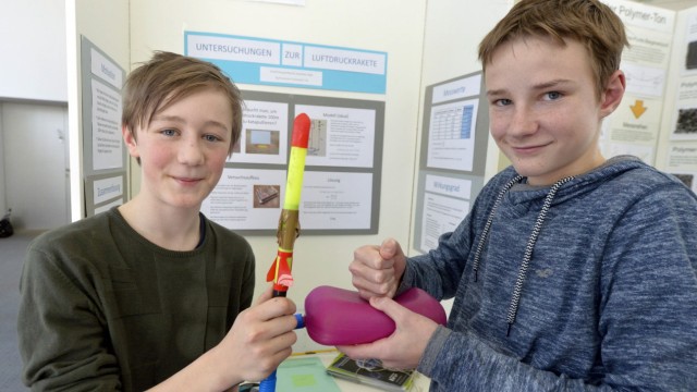 Icking und Bad Tölz: Arvid Haupenthal und Jonathan Jäde vom Gymnasium Grünwald bastelten eine Luftdruckrakete.