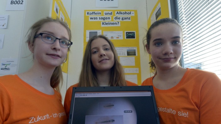 Taufkirchen/Ebersberg: Lucia Czempik, Nadja Hinsberger und Maja Freidhof vom Gymnasium Kirchseeon haben die Auswirkungen von Koffein und Alkohol erforscht.
