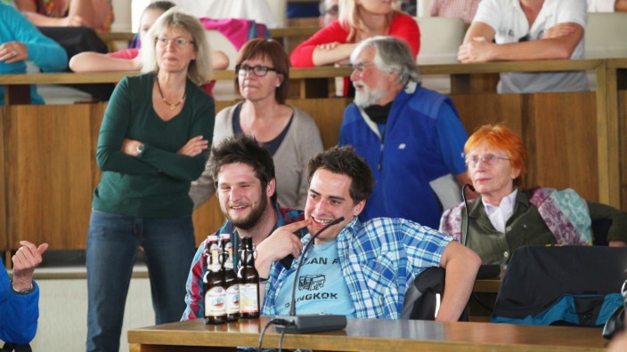 Nominierung  am Sonntag: Champagnerstimmung und ploppende Verschlüsse im Rathaus: 2014 freut sich Florian Weber (Mitte) bei der OB-Wahlparty über Klaus Pleils Erfolg.