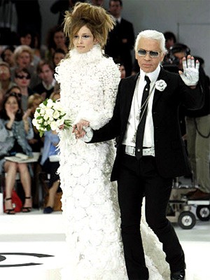 Karl Lagerfeld mit Model für Chanel-Kollektion 2005/2006